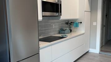 Geladeira, micro-ondas, fogão, cooktop