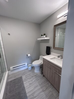 Dusj, hårføner, håndklær og såpe