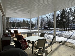 Outdoor dining - Appartement 3 1/2 au Bord du Lac Memphrémagog - Ogden Descente à Bateau (Ogden)