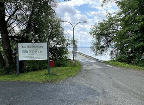 Property grounds - Appartement 3 1/2 au Bord du Lac Memphrémagog - Ogden Descente à Bateau (Ogden)