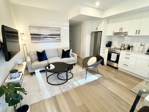 Cozy 1-bedroom garden suite in Moodyville