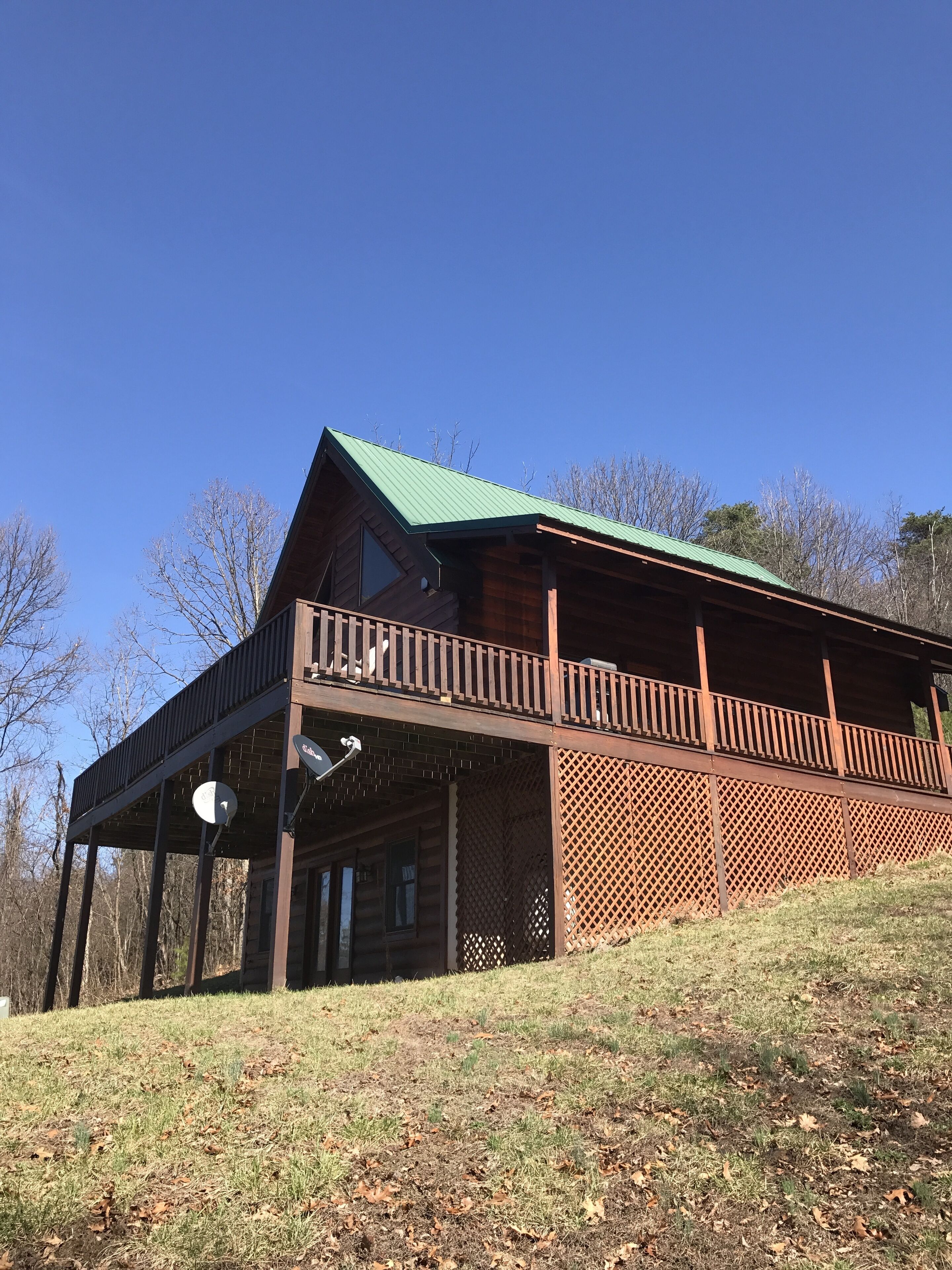 Autumn view log cabin, private wooded location with 30 mile views, close to Park