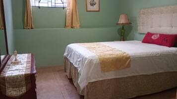 2 bedrooms, desk, iron/ironing board, WiFi
