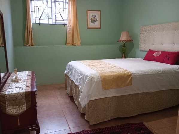 2 bedrooms, desk, iron/ironing board, WiFi