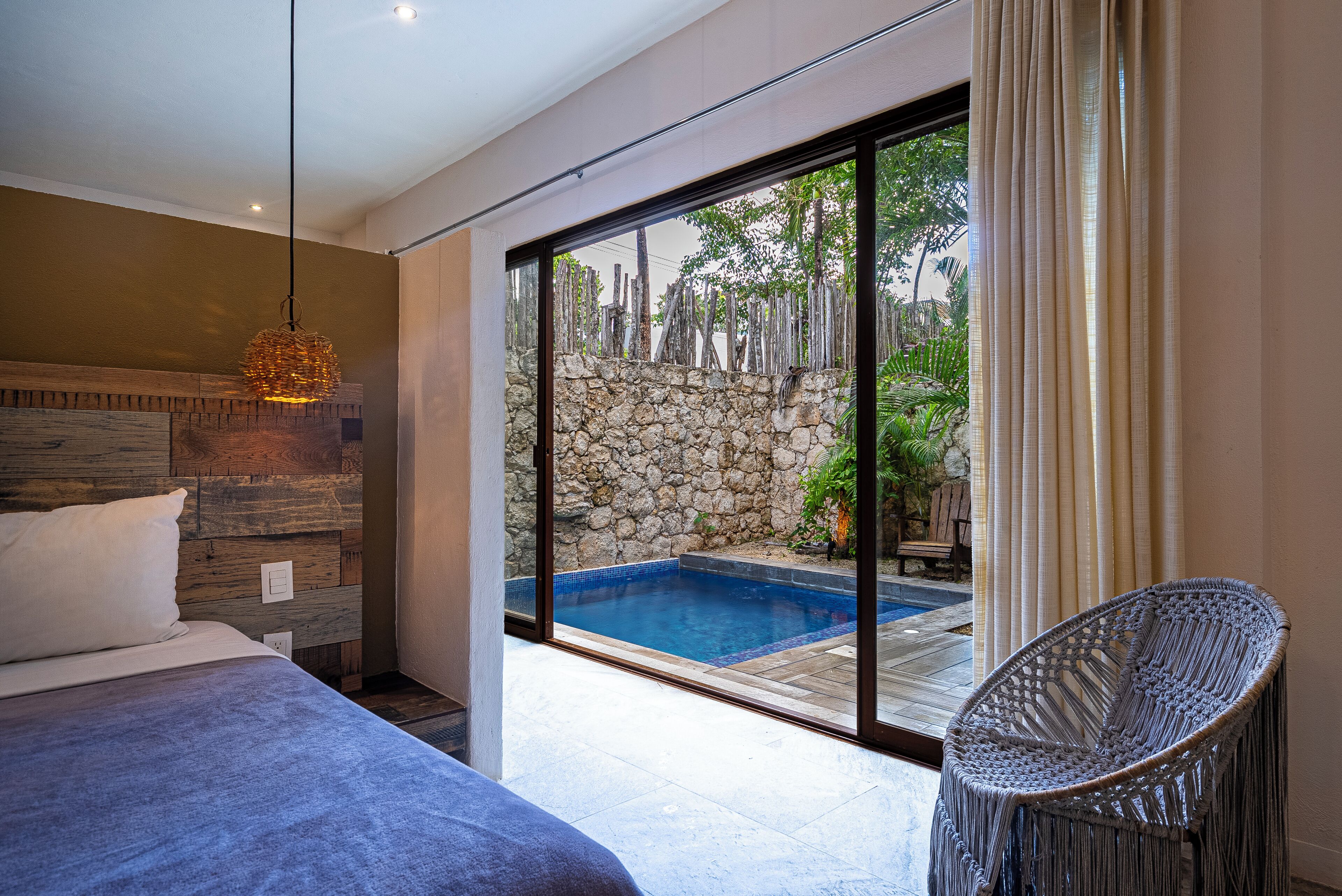 Premium Suite | Minibar, desk, iron/ironing board, free cribs/infant beds