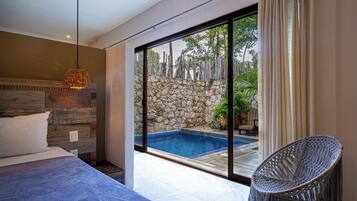 Premium Suite | Minibar, desk, iron/ironing board, free cribs/infant beds