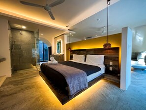 Shower, rainfall showerhead, free toiletries, hair dryer