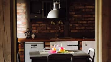Frigorífico, microondas, placa de cocina y lavavajillas