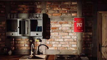 Frigorífico, microondas, placa de cocina y lavavajillas