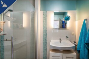 Shower, hair dryer - Ferienwohnung mit Kamin am Achterwasser in Lütow (Lütow)