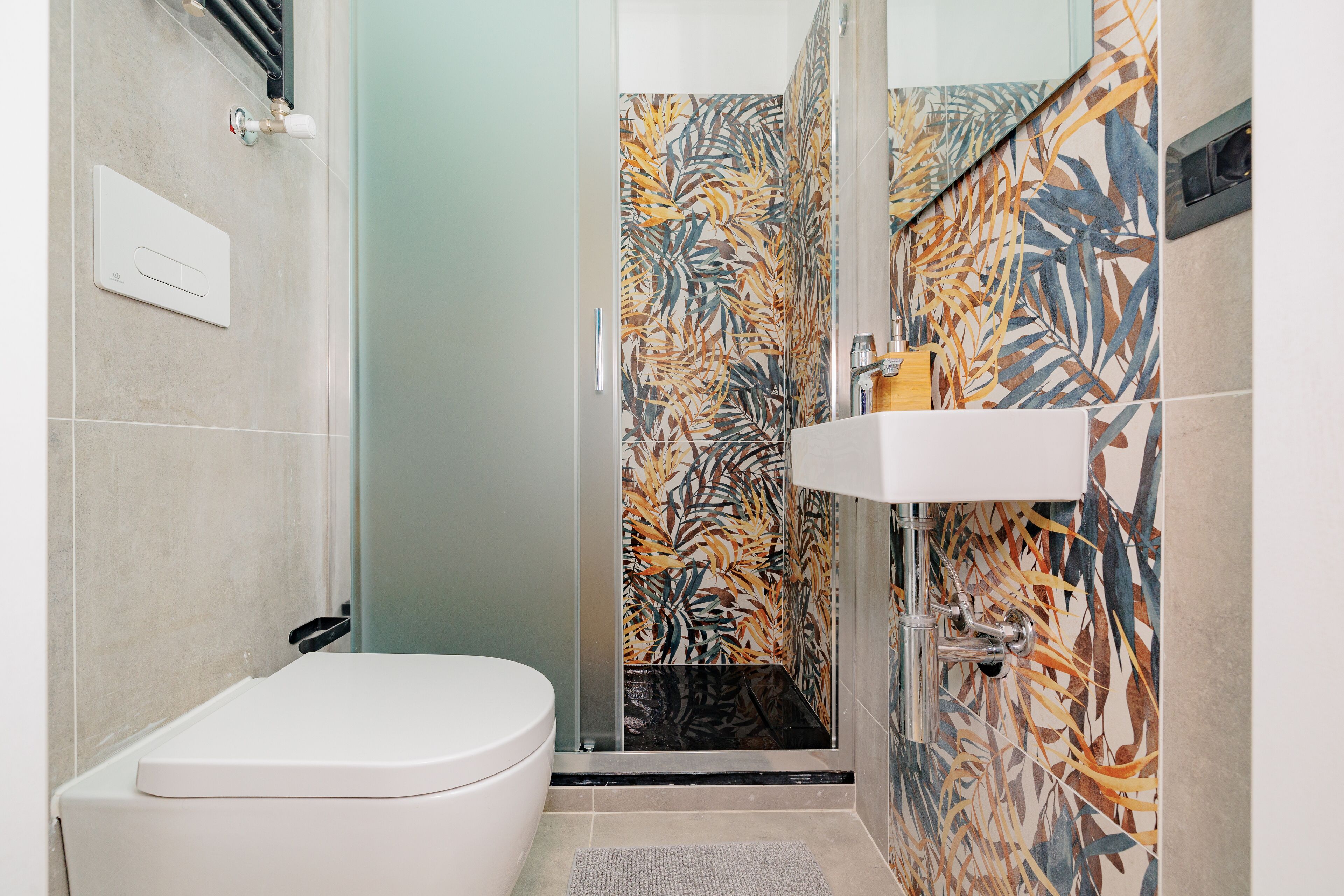 Douche, articles de toilette gratuits, sèche-cheveux, bidet