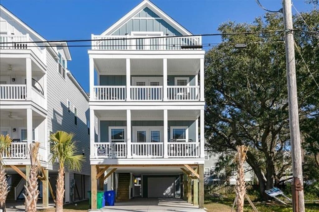 !!Coastal Daze!! Beautiful Spacious 7 bedroom with just a short walk to beach!