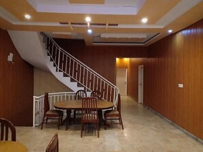 المنشأة من الداخل