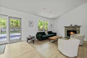 Smart TV, fireplace, video games, books - Woodlands Vacay Home - EV Chrgr,Firepit,BBQ & Deck (New Buffalo)