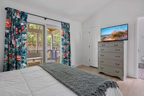 3 bedrooms, desk, iron/ironing board, travel cot - Woodlands Vacay Home - EV Chrgr,Firepit,BBQ & Deck (New Buffalo)