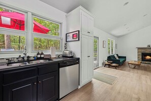 Jääkaappi, mikroaaltouuni, uuni, liesi