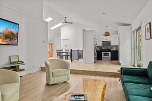 Smart TV, fireplace, video games, books - Woodlands Vacay Home - EV Chrgr,Firepit,BBQ & Deck (New Buffalo)