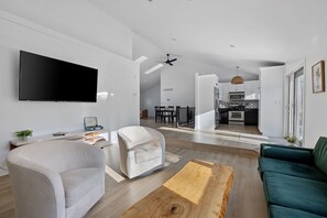 Smart TV, chimenea, videojuegos y libros
