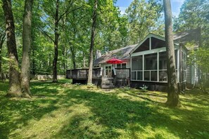 Exterior - Woodlands Vacay Home - EV Chrgr,Firepit,BBQ & Deck (New Buffalo)
