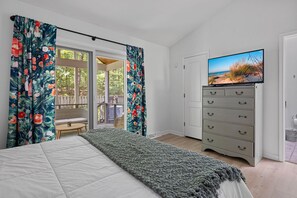 3 makuuhuonetta, työpöytä, silitysrauta/-lauta, vauvan matkasänky