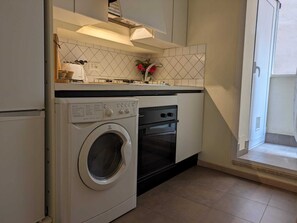 Ofen, Kochgeschirr/Geschirr/Besteck, Gewürze, Küchenrolle