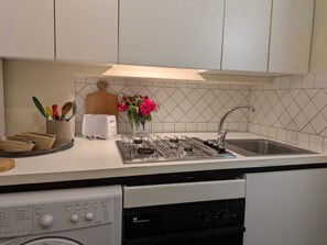 Ugn, grytor/köksredskap, kryddor och pappersservetter