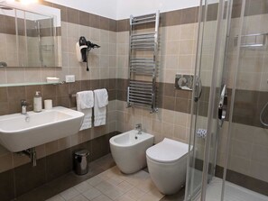 Hair dryer, towels, soap, toilet paper - Luxury suite off Piazza del Popolo (Roma)