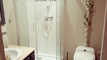 Een douche, een haardroger, handdoeken, zeep