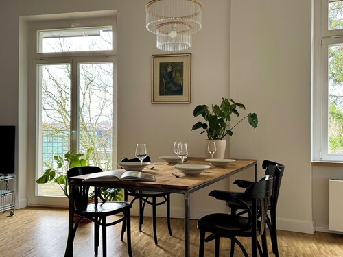 Light-flooded open-plan apartment, high-quality furnishings, great bathroom and balcony