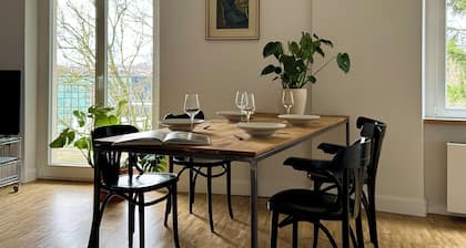 Light-flooded open-plan apartment, high-quality furnishings, great bathroom and balcony