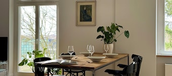 Light-flooded open-plan apartment, high-quality furnishings, great bathroom and balcony