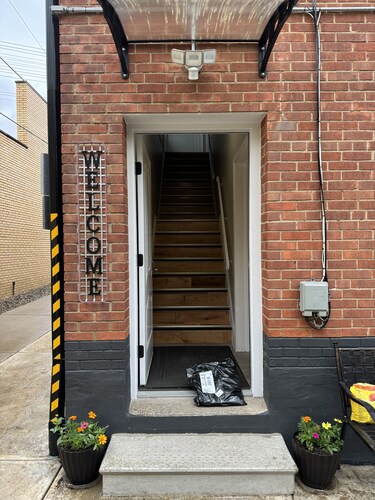 Charming new 2-bedroom apartment with AC and WiFi in lovely Fairview Park