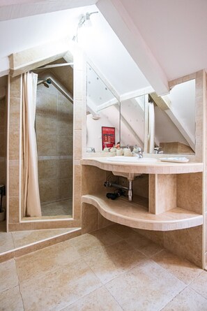 Quarto urbano | Banheiro | Banheira, produtos de toalete grátis, secador de cabelo 