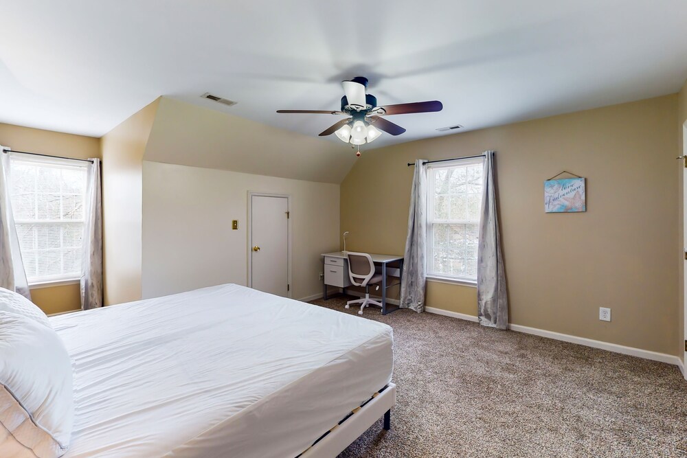 2story home near the ocean with porch, streaming, washer/dryer, desks