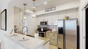 Réfrigérateur, micro-ondes, four, plaque de cuisson