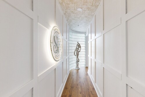 8th-floor condo near downtown Atlanta with balcony, fireplace, W/D