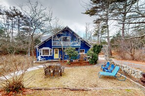 Exterior - Duplex home blocks from Manomet Beach with balcony, firepit & outdoor space (Plymouth)