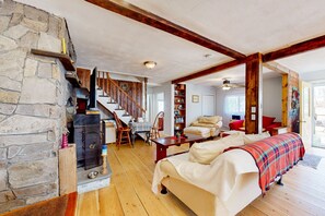 TV, books - Duplex home blocks from Manomet Beach with balcony, firepit & outdoor space (Plymouth)