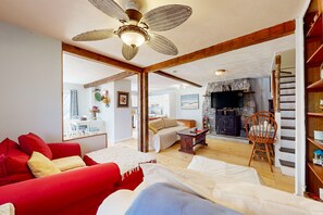 TV, books - Duplex home blocks from Manomet Beach with balcony, firepit & outdoor space (Plymouth)