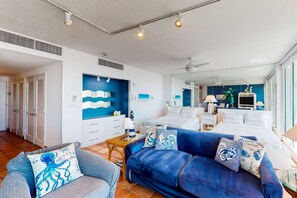 Tabla de planchar con plancha, internet y ropa de cama 