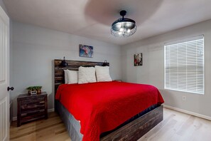 3 bedrooms, iron/ironing board, travel cot, WiFi - 2nd-floor condo with on-site pool, tennis courts, & private balcony (Branson)