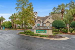 Stroll through the charming Savannah Stores, surrounded by lush landscaping and a traditional architectural style.