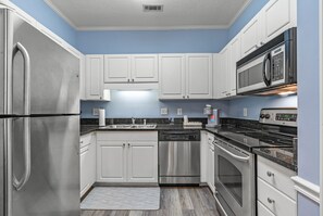 冷蔵庫、電子レンジ、オーブン、コンロ