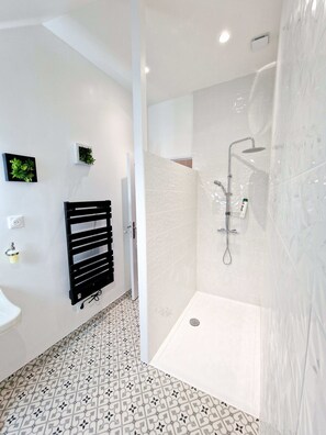 Shower, hair dryer, soap, toilet paper - Appartement Tout Neuf, Tout Cocooning et Tout Équipé Pour un Excellent Séjour (Laon)