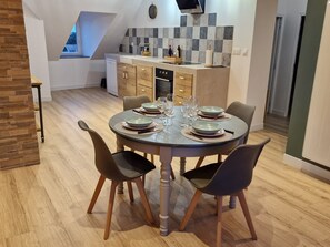 Una cucina moderna con zona pranzo per quattro persone.