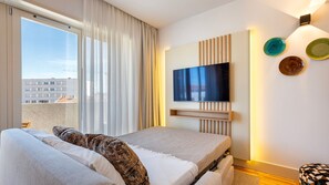 1 bedroom, iron/ironing board, travel cot, free WiFi - Stylish Poveiros Flat w/ Balcony by LovelyStay (Porto)