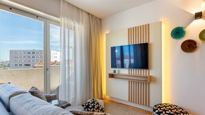 TV - Stylish Poveiros Flat w/ Balcony by LovelyStay (Porto)