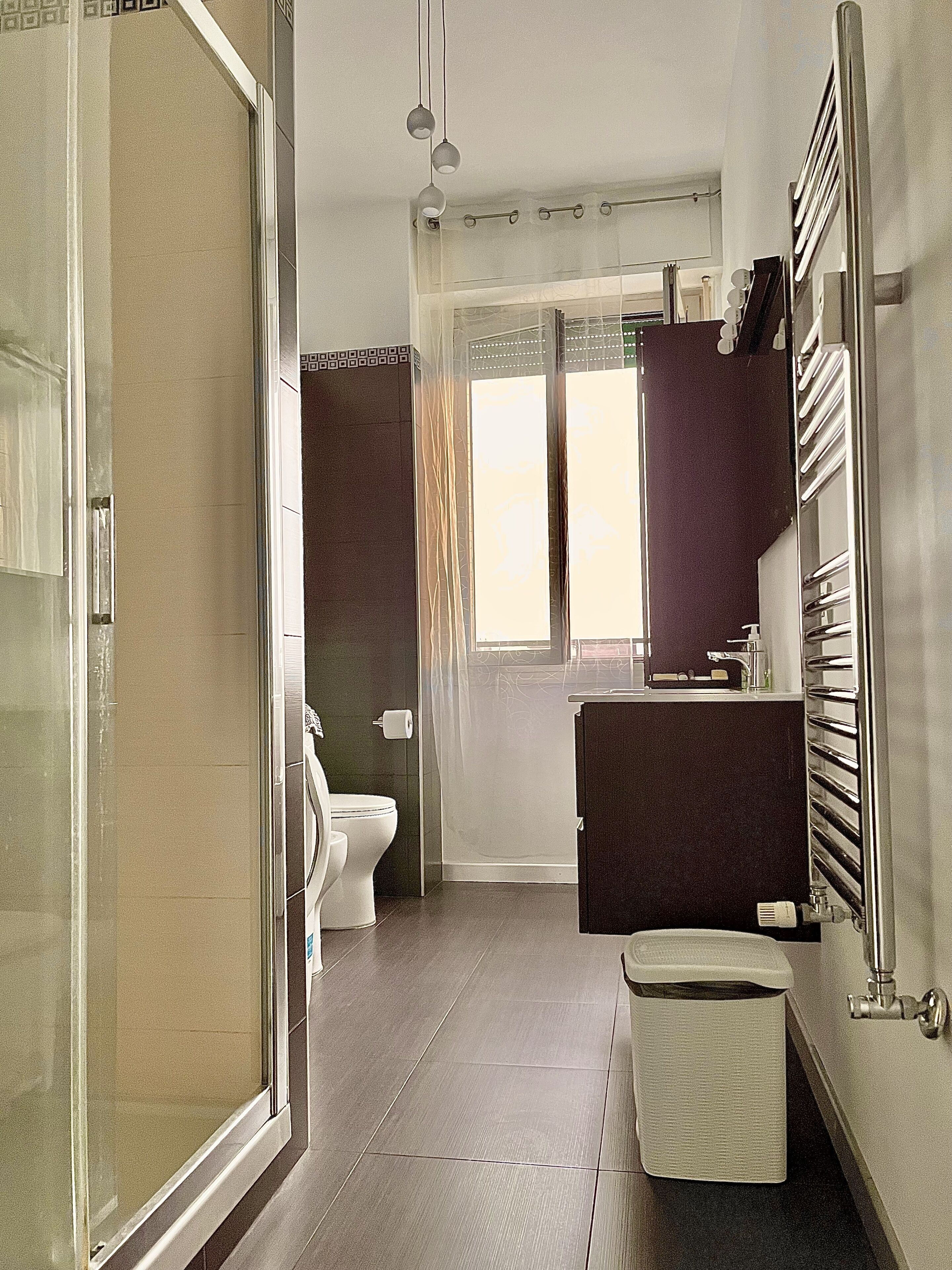 Douche, sèche-cheveux, bidet, serviettes fournies