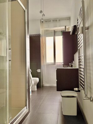 Shower, hair dryer, bidet, towels - Sunny's House beautiful apartment in Navigli, Milan (Milano)