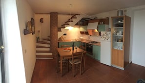 Frigorífico, microondas, horno y placa de cocina